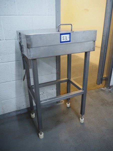 Gabinete y cajón en acero inoxidable.